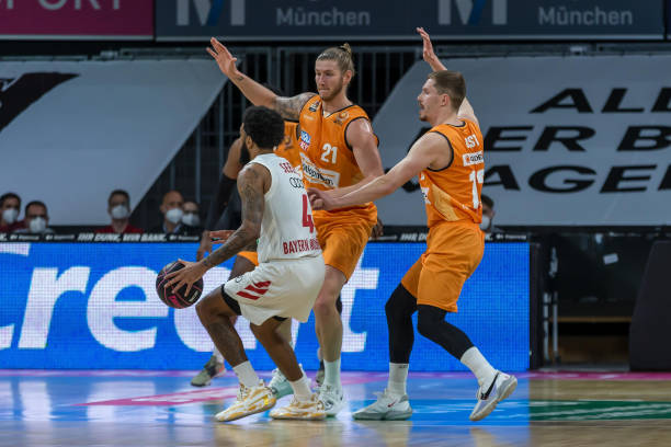 国足做出了 国足做出了